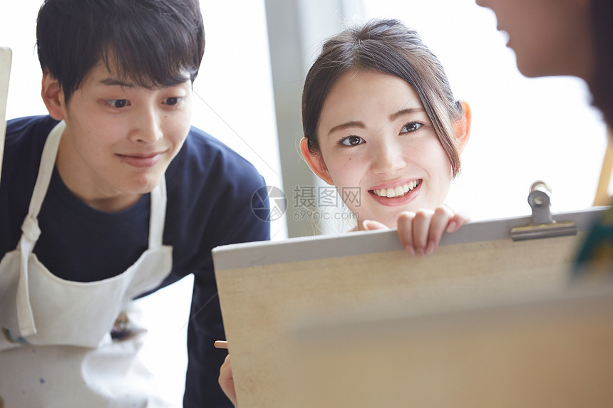 上课年轻少女在画画图片