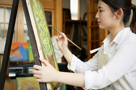 文化学派女人小学生画一张照片的妇女图片