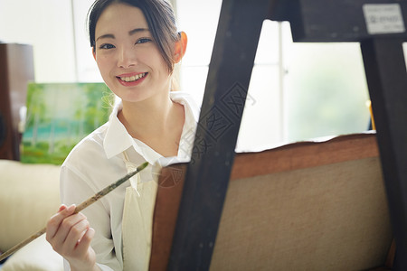 亚洲一人椅子画一张照片的妇女图片