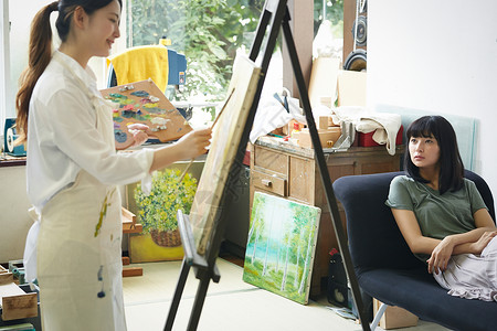 亚洲文化学派户内画画的年轻人和模特图片