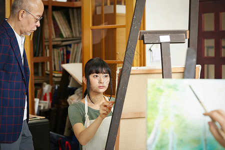 美术老师油画教学指导女学生图片