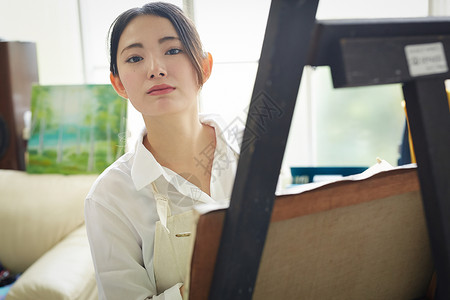 坐室内小学生画一张照片的妇女图片