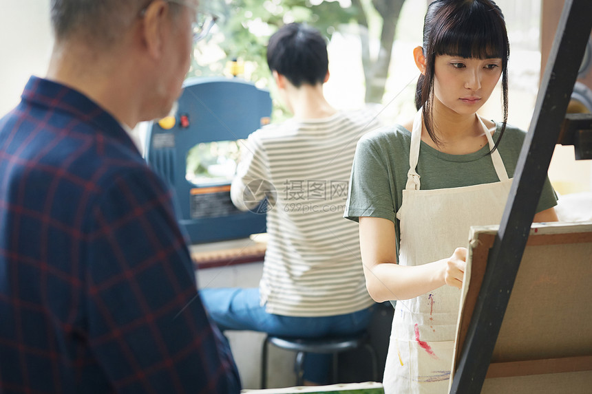 年轻人室内亚洲画图片的年轻和前辈图片