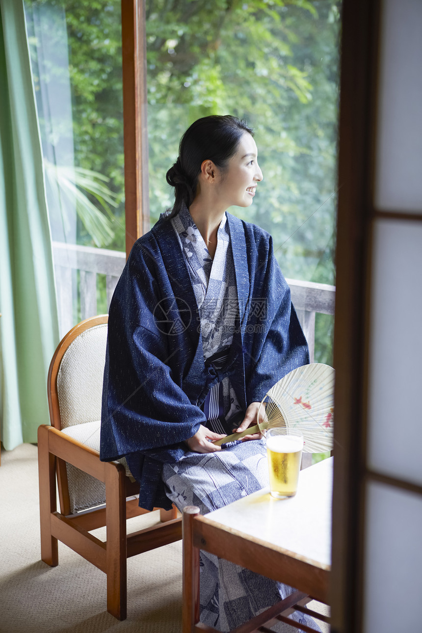 亚洲温泉酒店放松的享受温泉旅行的妇女图片