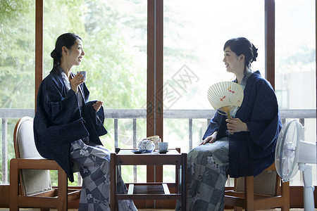 少女遵守日本享受温泉旅行的妇女图片