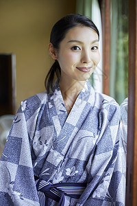 平静单人日本人享受温泉旅行的妇女图片