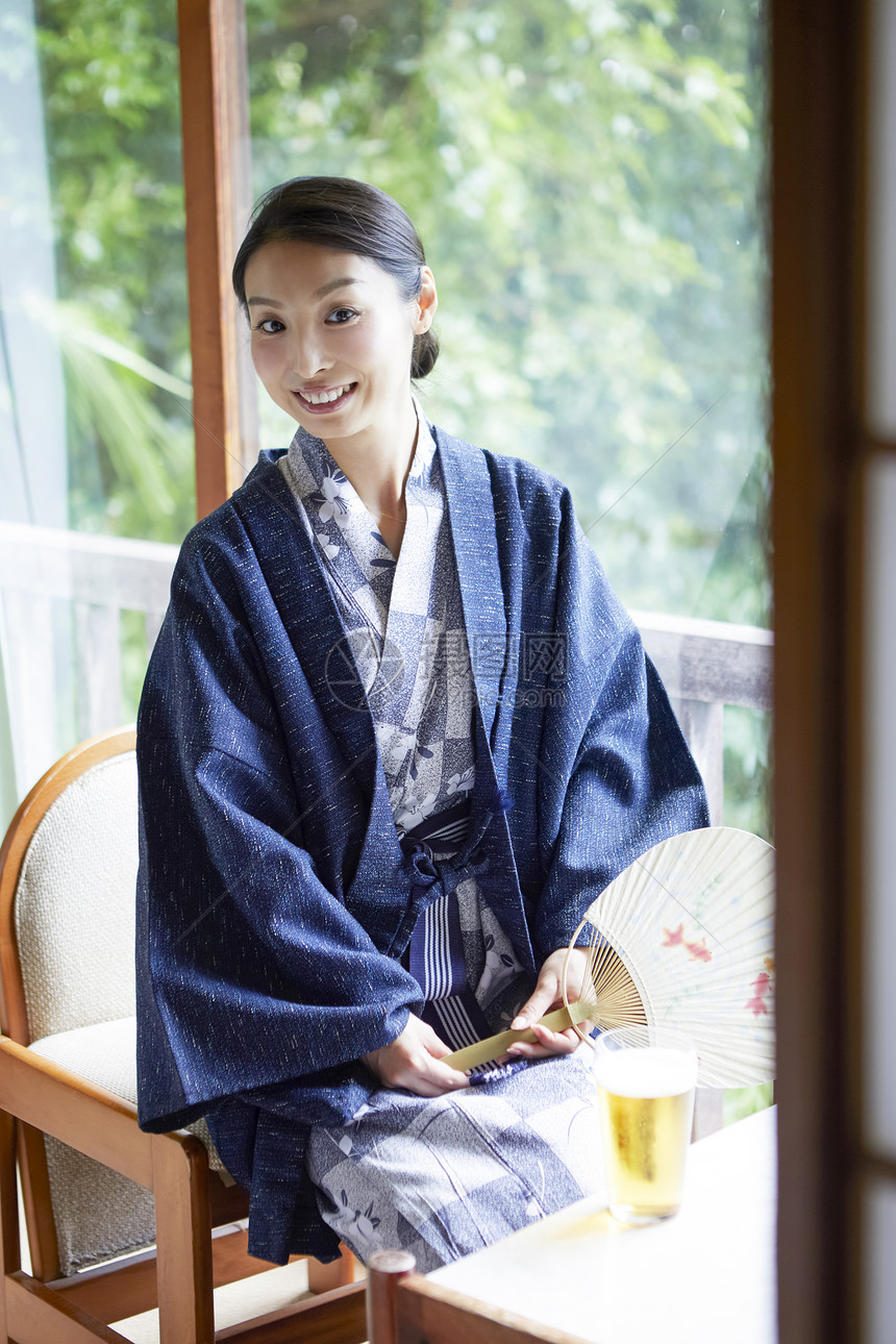 休息度假轻松享受温泉旅行的妇女图片