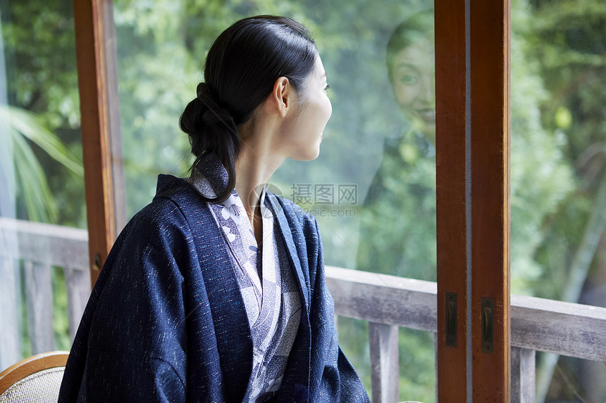 平静寄宿轻松享受温泉旅行的妇女图片