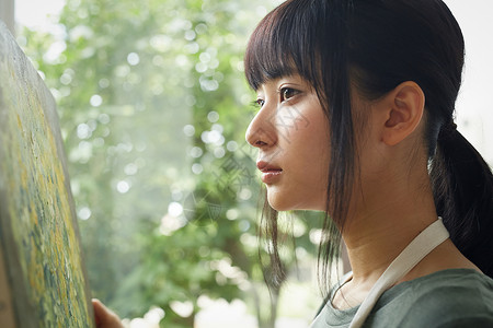 水彩拍摄大学画一张照片的妇女图片