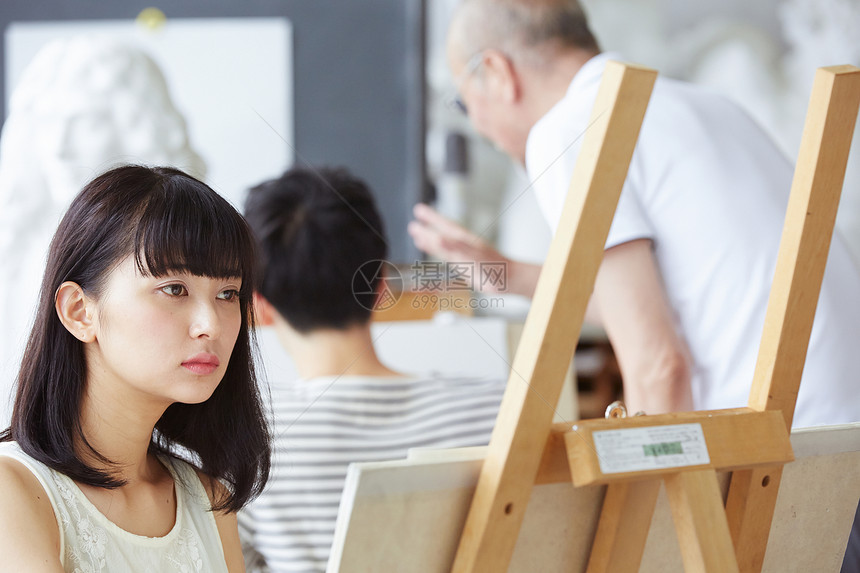 男子男教室画一张照片的妇女图片