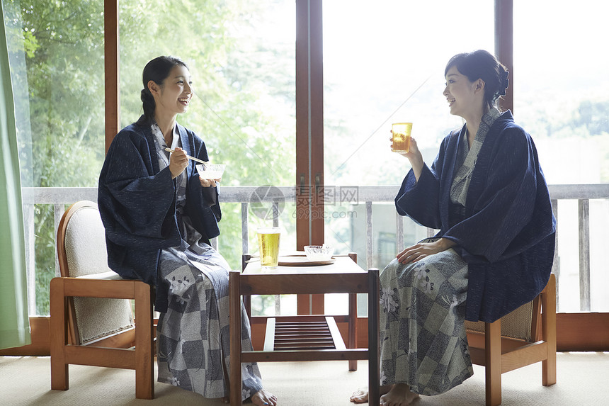 人类享受假日在旅馆的妇女饮用的啤酒图片