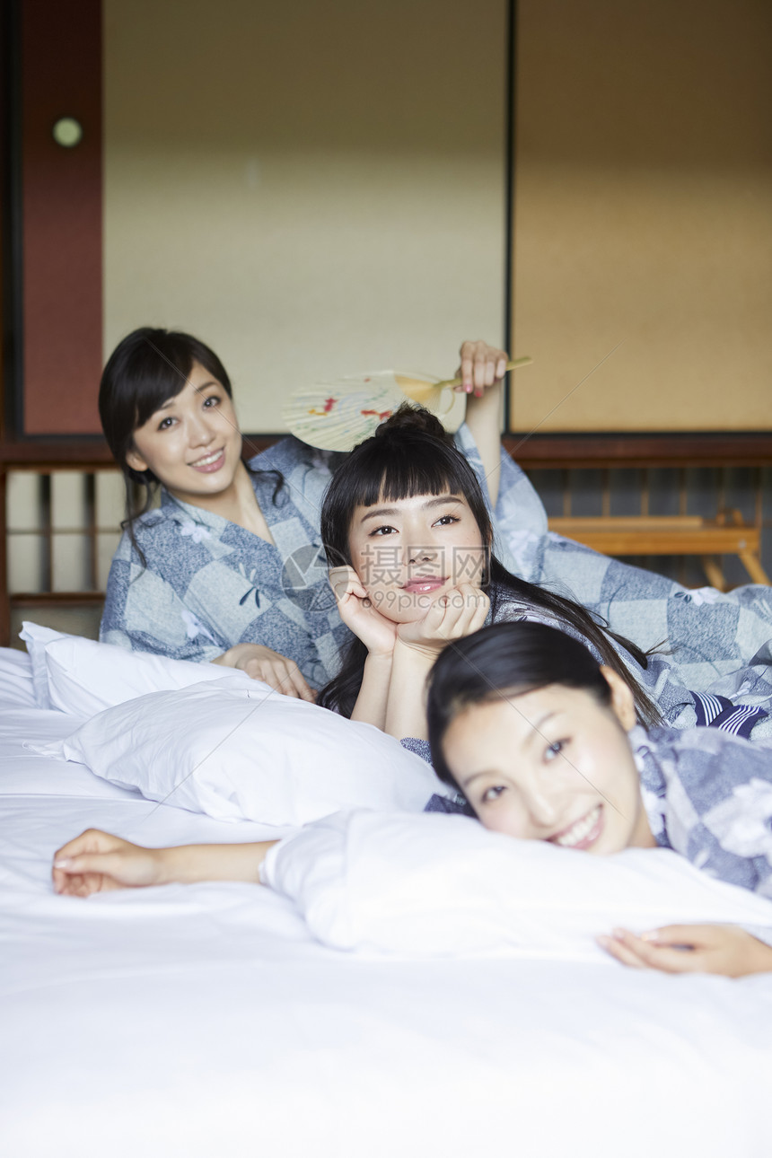 客房日本人假期放松在旅馆的和服美女闺蜜图片
