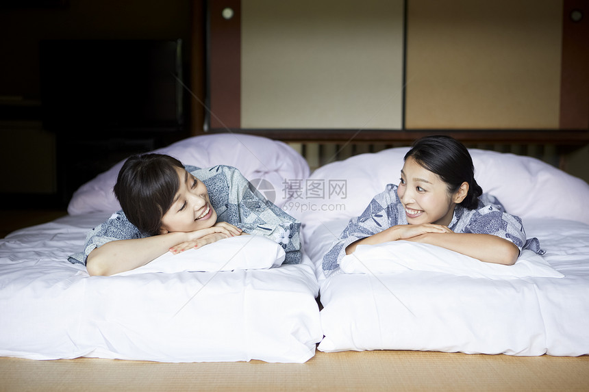 早晨笑容亲密放松在旅馆的妇女图片