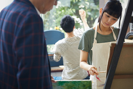 室内教授学生画一张照片的妇女图片