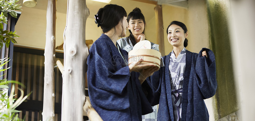 放松假期外部露天池享受温泉旅行的妇女图片