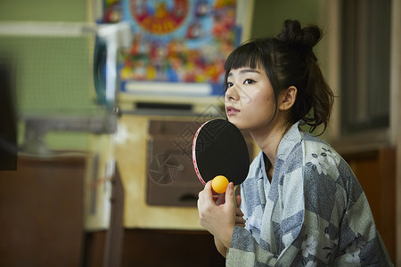 美女在温泉会所玩乒乓球图片
