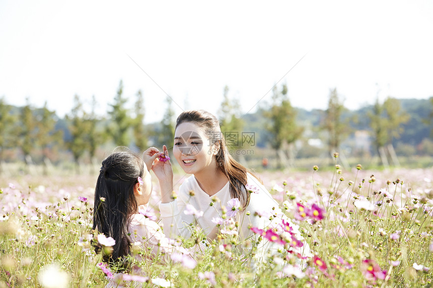 花丛里的母女图片