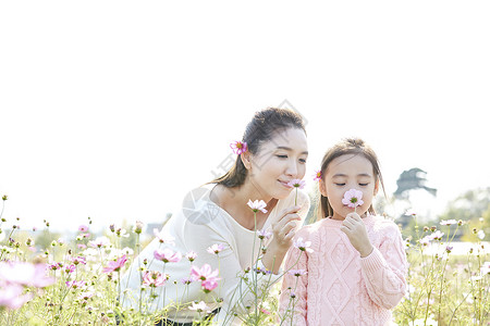 花丛里的母女背景图片