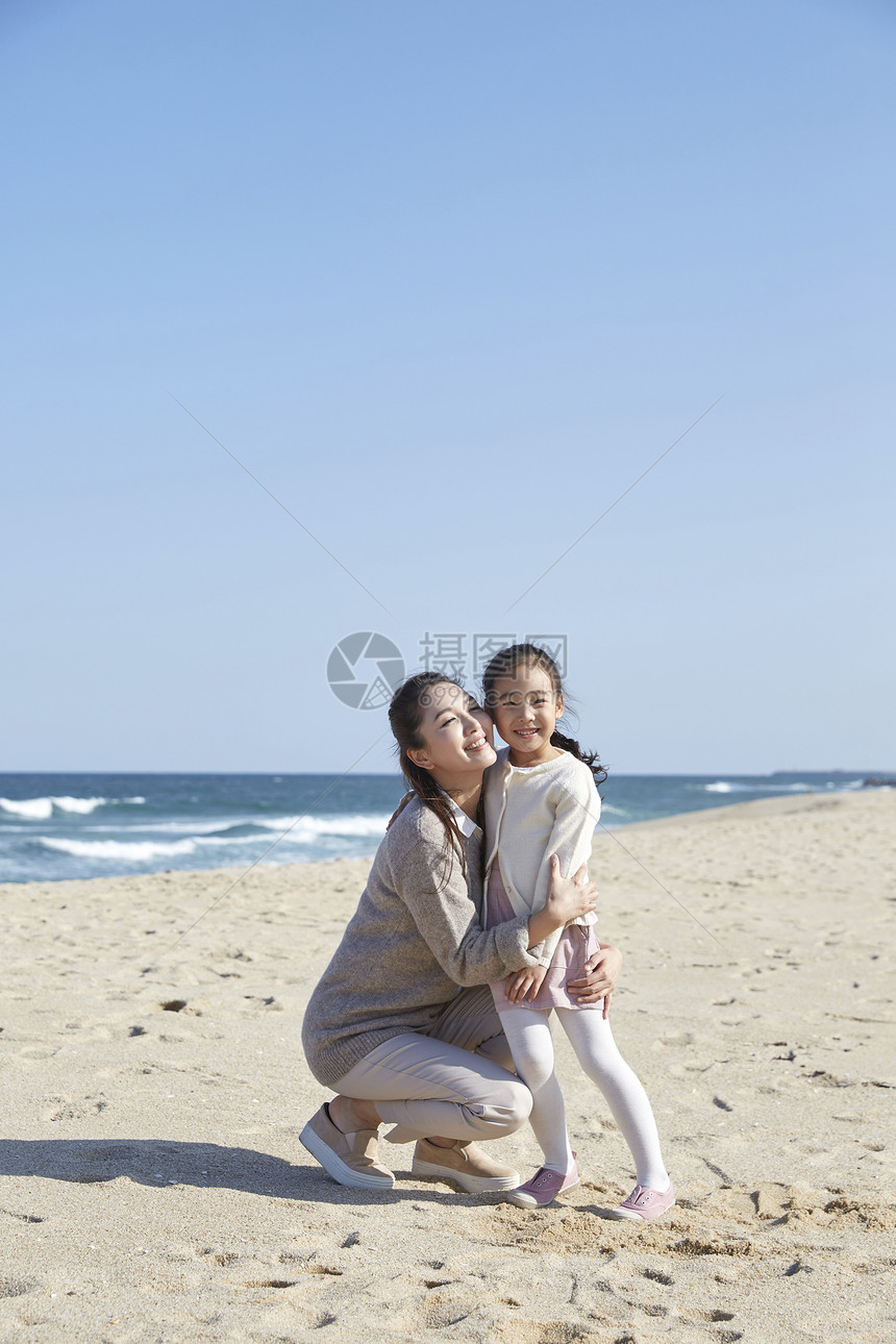 海边沙滩上的母女图片