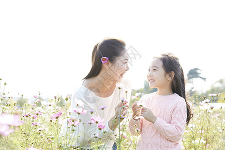 花丛里的母女背景图片