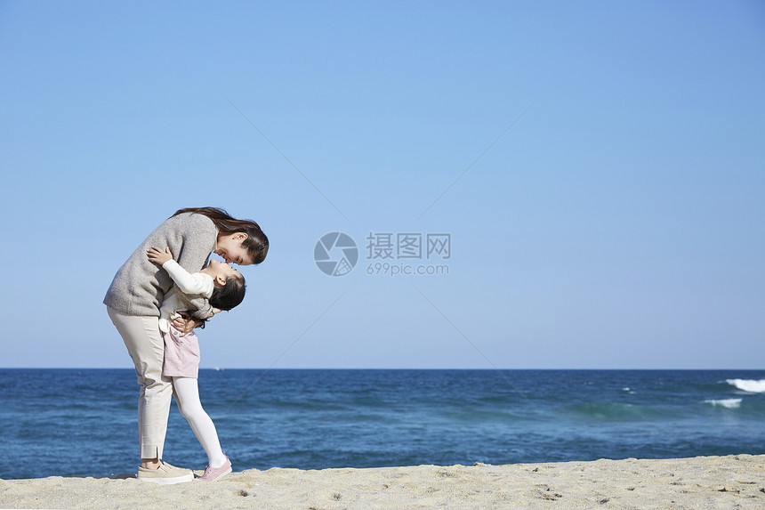 假期海边的母女旅行图片