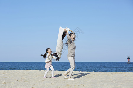 假期海边的母女旅行图片