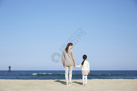 海边的母女牵手背影图片