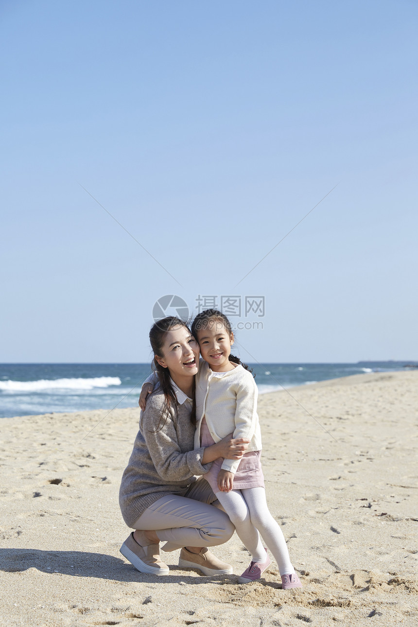 休息成人亚洲人母亲女儿旅行海洋图片