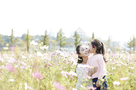 假期公园的母女旅行图片