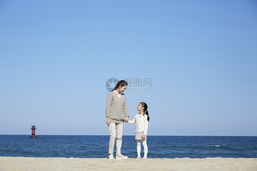 海边的母女牵手旅行图片