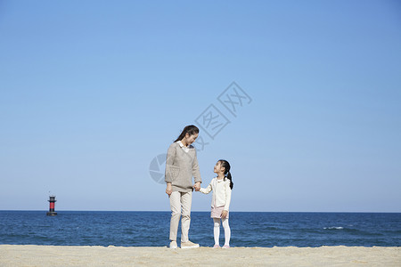 海边的母女牵手旅行图片