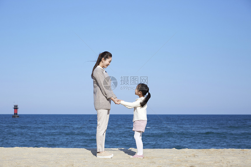 海边的母女牵手旅行图片