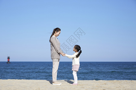 海边的母女牵手旅行图片