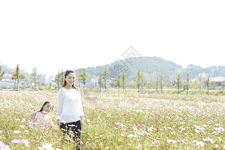 假期公园的母女旅行图片