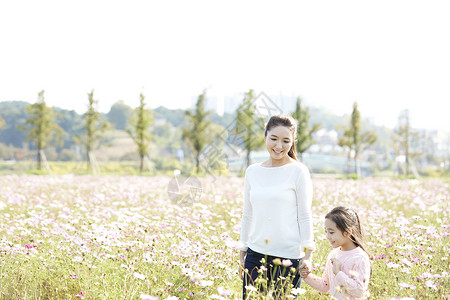 假期公园的母女旅行图片