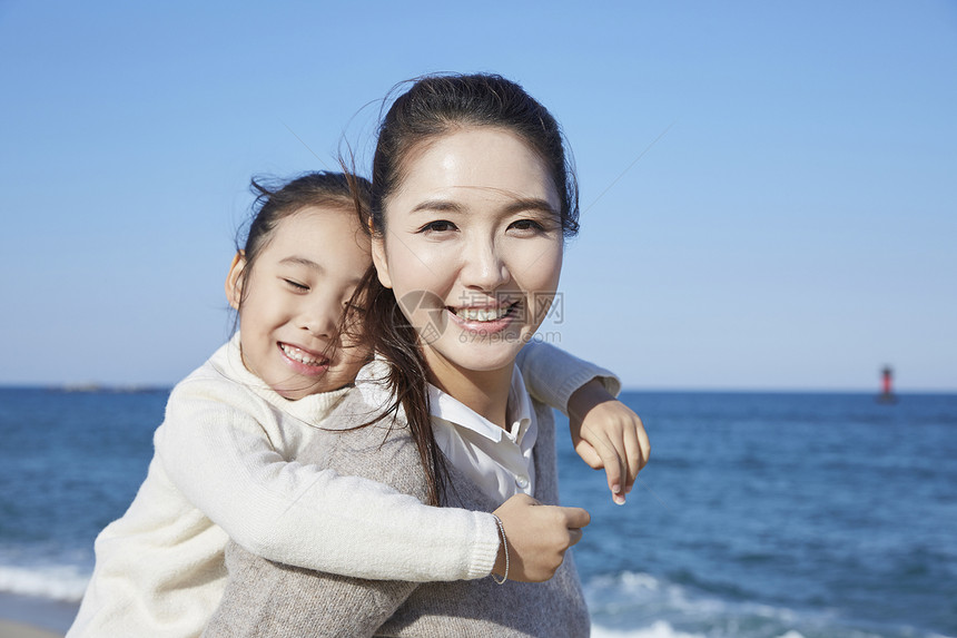 半身像波动表示母亲女儿旅行海洋图片