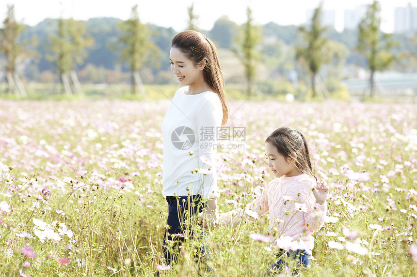 假期公园的母女旅行图片