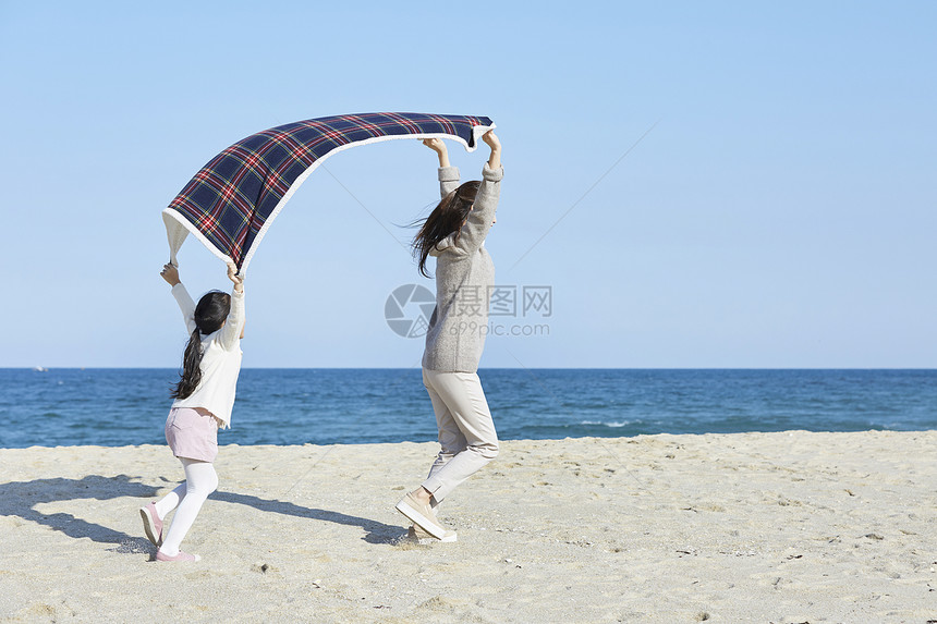 海边沙滩上玩耍的母女图片