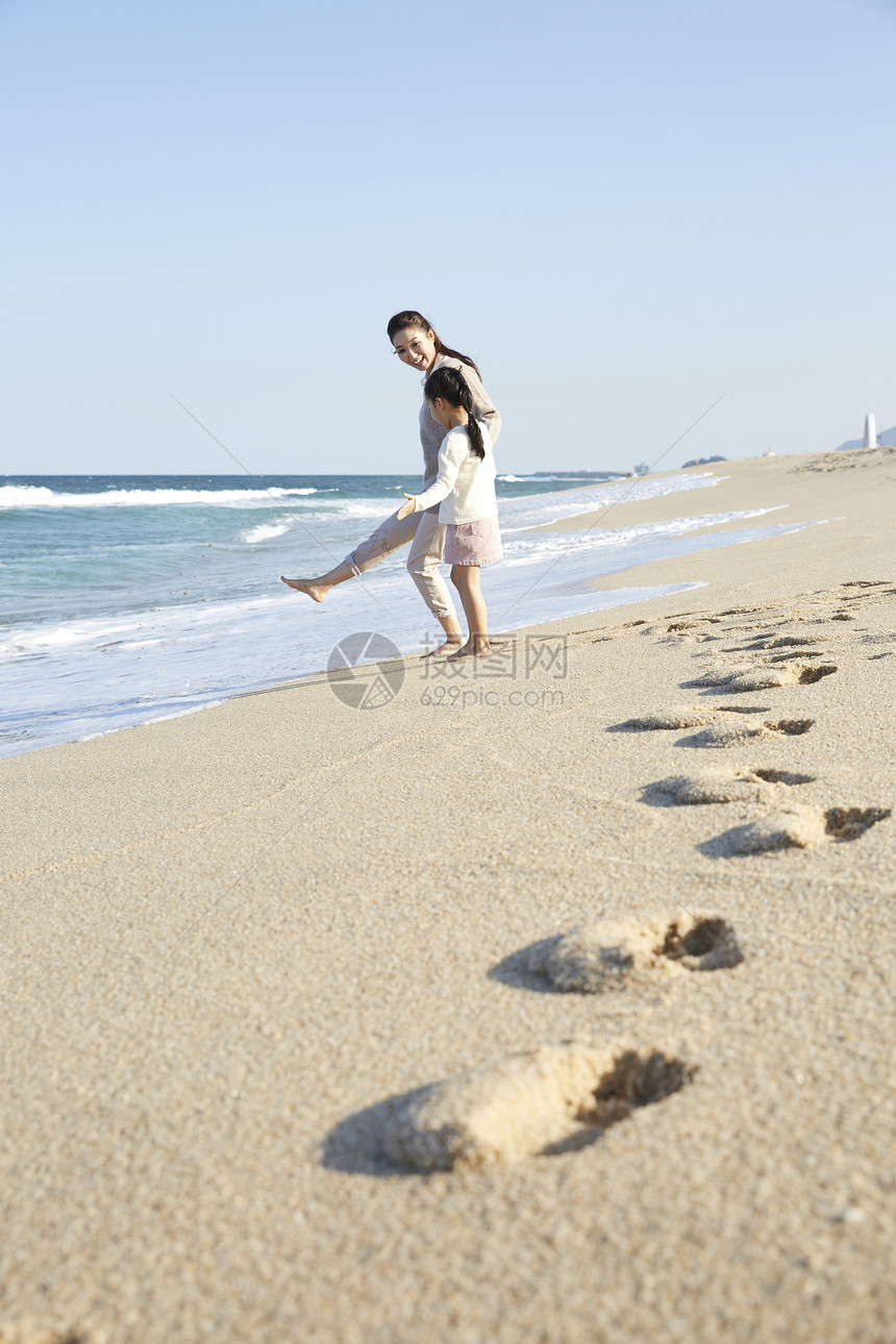 海边沙滩上母女图片