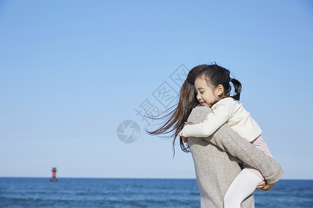 秘书扣环调解母亲女儿旅行海洋图片