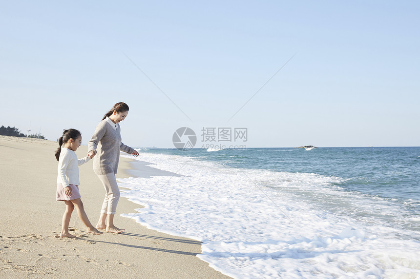 赤脚评价成年女子母亲女儿旅行海洋图片