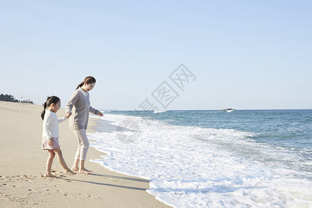 赤脚评价成年女子母亲女儿旅行海洋图片