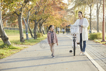 草家庭判断妈妈女儿公园自行车图片