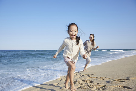 海边沙滩上玩耍的母女图片