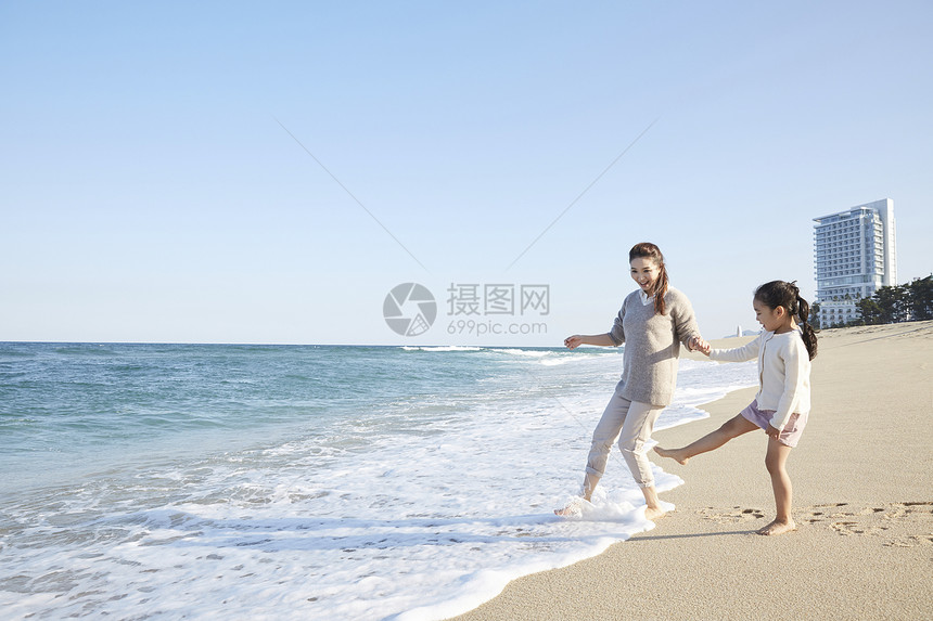 海边沙滩上玩耍的母女图片