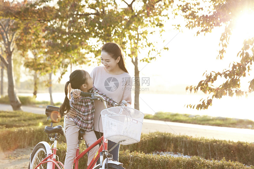 韩国人瓦因绿道妈妈女儿公园自行车图片