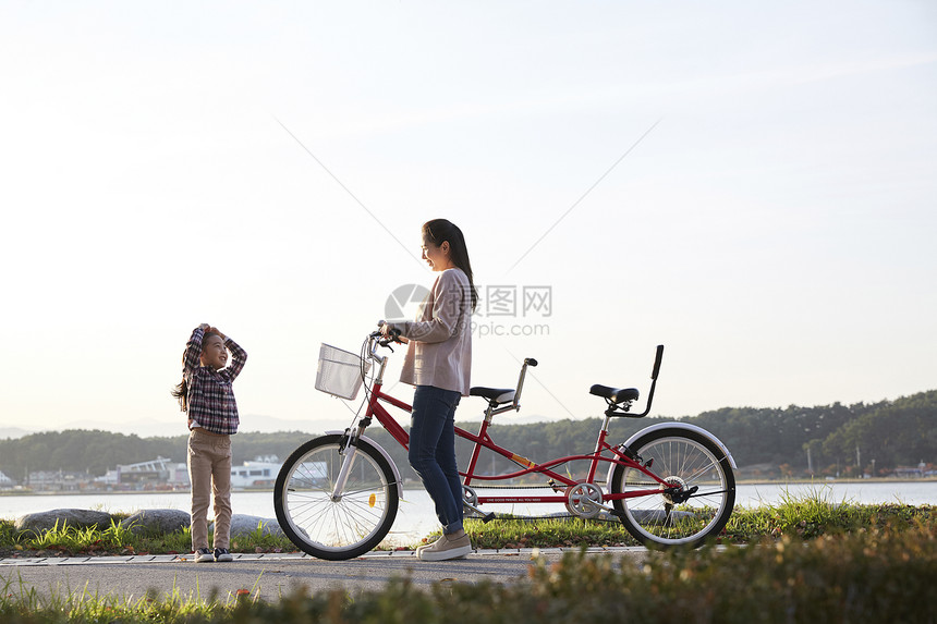 爱成人电报妈妈女儿公园自行车图片