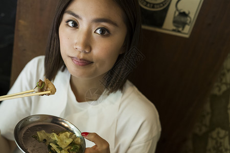 酷女人在餐厅里吃午餐图片