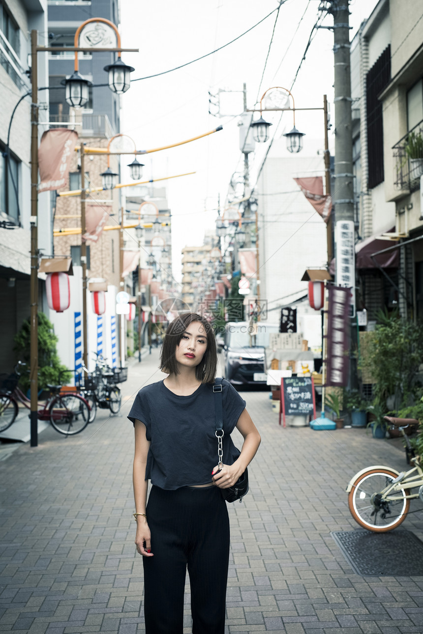 酷女人东京市中心的街道图片