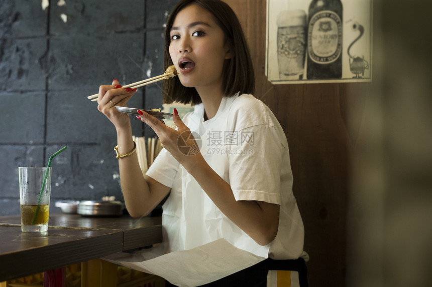 美容店内盛装打扮酷女人店yakiniku图片